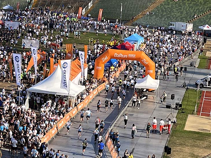 Einlauf im Olympiastadion beim b2run 2022 (©Foto: Martin Schmitz)